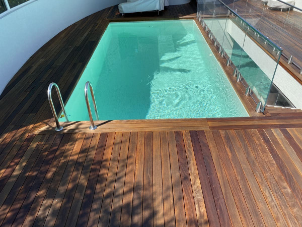 Pose de contour de piscine en bois à Nice