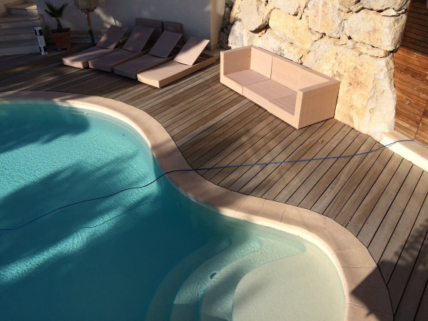 Pose de terrasse en bois et contour de piscine à Nice