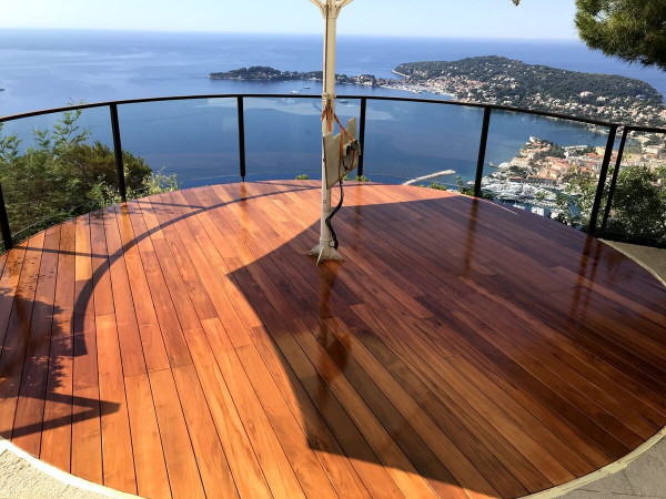 Pose de contour de piscine en bois à Nice